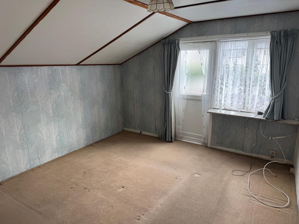 Lot: 118 - THREE-BEDROOM HOUSE FOR IMPROVEMENT - One of the Bedrooms with Access to the Roof Terrace